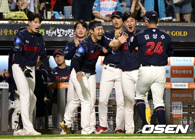  16일 대전 한화전에서 호투한 롯데 김상수를 향해 동료들이 박수를 보내고 있다. 2023.05.16 / dreamer@osen.co.kr