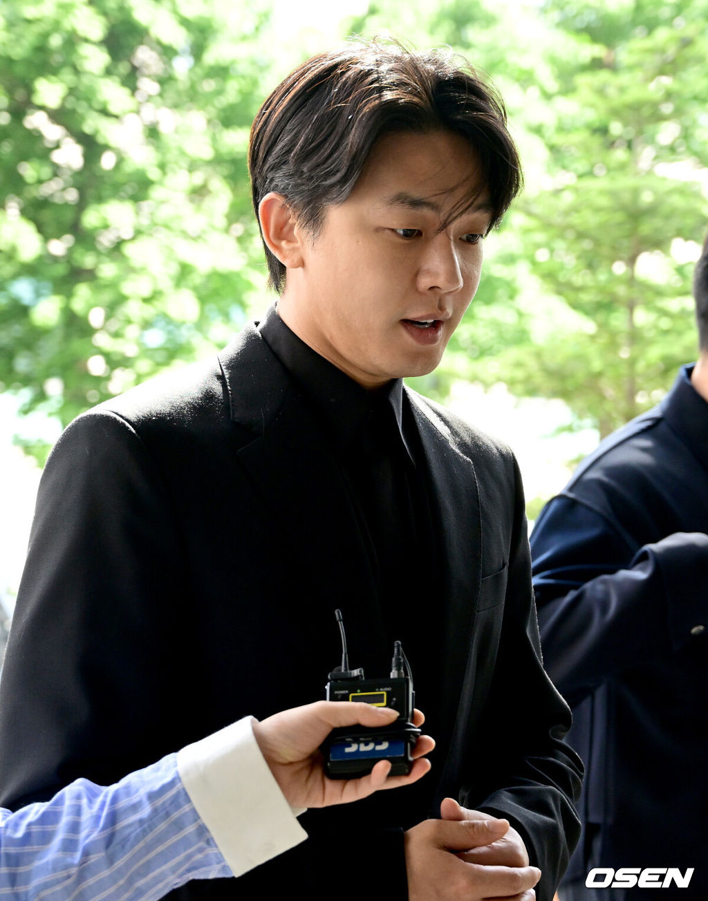 배우 유아인(37·엄홍식)이 16일 오전 서울 경찰청 마약범죄수사대에서 프로포폴 및 마약류 투약 혐의에 대해 피의자 신분으로 출석했다.배우 유아인이 경찰청으로 들어서고 있다. 2023.05.16 /ksl0919@osen.co.kr
