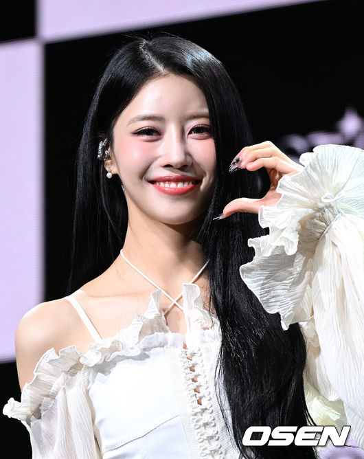 17일 오후 서울 마포구 신한pLay 스퀘어 라이브홀에서 가수 이미주의 첫 번째 싱글 앨범 '무비 스타(Movie Star)' 발매 기념 쇼케이스가 열렸다.가수 이미주가 포토타임을 가지고 있다. 2023.05.17 /sunday@osen.co.kr