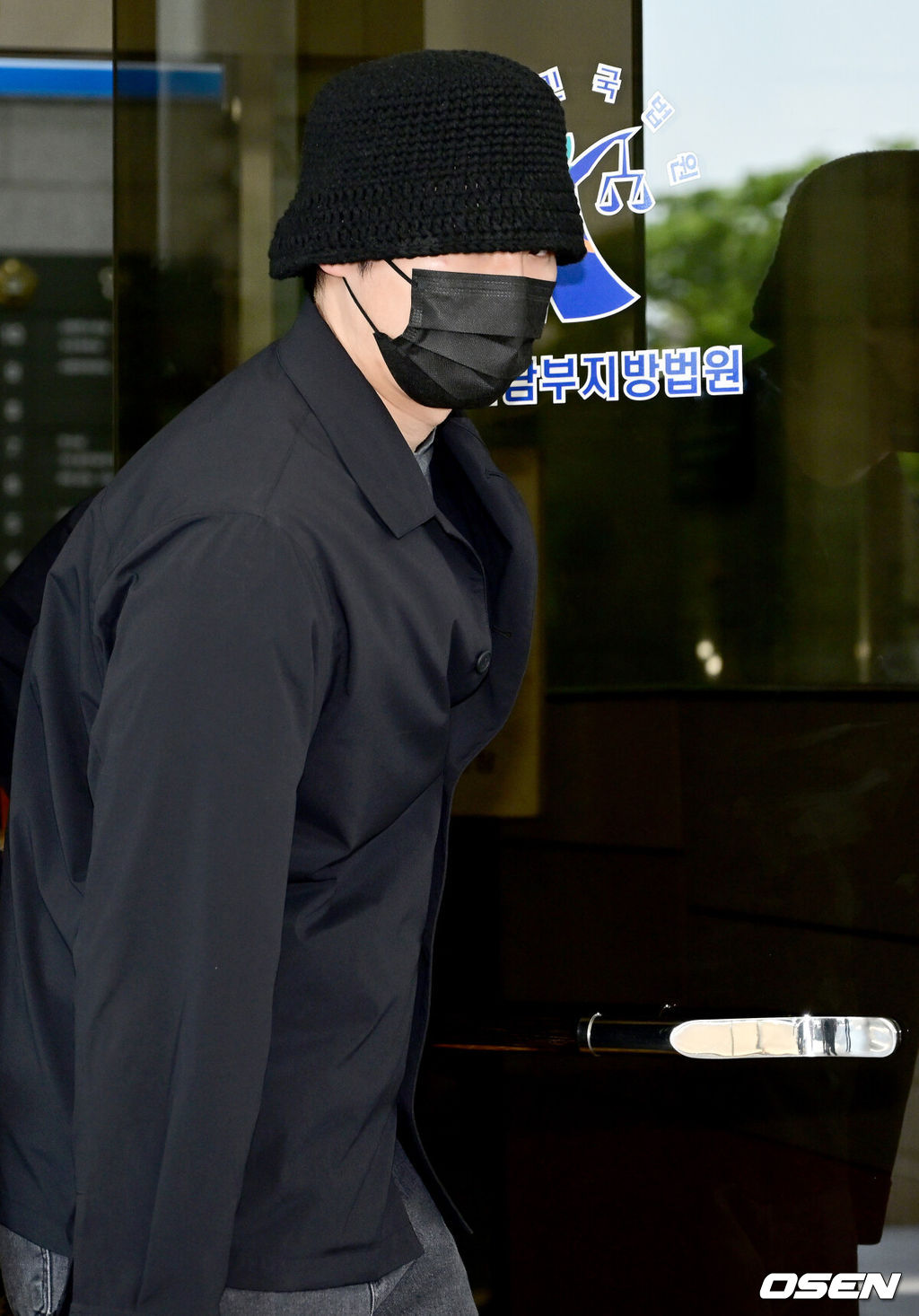 17일 오후 서울 양천구 서울남부지방법원에서 배우 송덕호의 병역법 위반 혐의선고 공판이 열렸다. 서울남부지법 형사9단독(김윤희 판사)은 병역법위반 등의 혐의를 받는 송덕호에 대해 징역 1년, 집행유예 2년, 사회봉사명령 80시간을 선고했다.배우 송덕호가 법원을 나서고 있다. 2023.05.17 /ksl0919@osen.co.kr