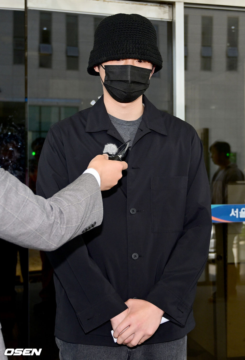 17일 오후 서울 양천구 서울남부지방법원에서 배우 송덕호의 병역법 위반 혐의선고 공판이 열렸다. 서울남부지법 형사9단독(김윤희 판사)은 병역법위반 등의 혐의를 받는 송덕호에 대해 징역 1년, 집행유예 2년, 사회봉사명령 80시간을 선고했다.배우 송덕호가 취재진의 질문에 대답하고 있다. 2023.05.17 /ksl0919@osen.co.kr