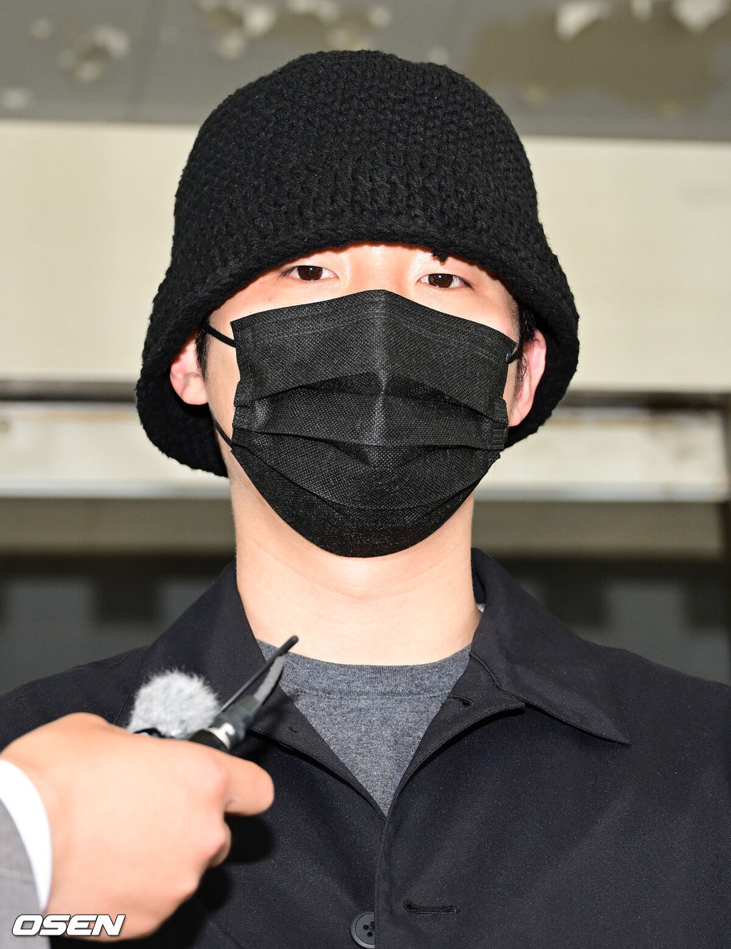 17일 오후 서울 양천구 서울남부지방법원에서 배우 송덕호의 병역법 위반 혐의선고 공판이 열렸다. 서울남부지법 형사9단독(김윤희 판사)은 병역법위반 등의 혐의를 받는 송덕호에 대해 징역 1년, 집행유예 2년, 사회봉사명령 80시간을 선고했다.배우 송덕호가 취재진의 질문에 대답하고 있다. 2023.05.17 /ksl0919@osen.co.kr