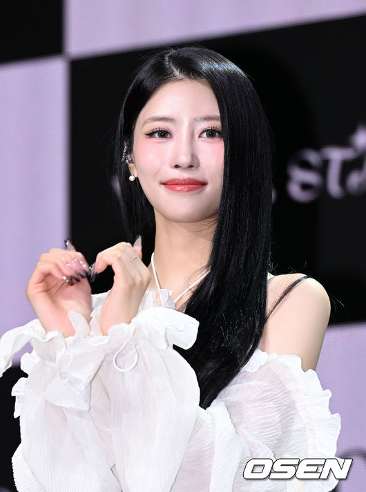 17일 오후 서울 마포구 신한pLay 스퀘어 라이브홀에서 가수 이미주의 첫 번째 싱글 앨범 '무비 스타(Movie Star)' 발매 기념 쇼케이스가 열렸다.가수 이미주가 포토타임을 가지고 있다. 2023.05.17 /sunday@osen.co.kr