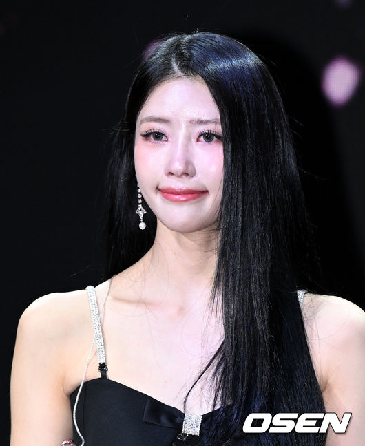 17일 오후 서울 마포구 신한pLay 스퀘어 라이브홀에서 가수 이미주의 첫 번째 싱글 앨범 '무비 스타(Movie Star)' 발매 기념 쇼케이스가 열렸다.가수 이미주가 질문에 답을 하던 중 눈물을 흘리고 있다. 2023.05.17 /sunday@osen.co.kr