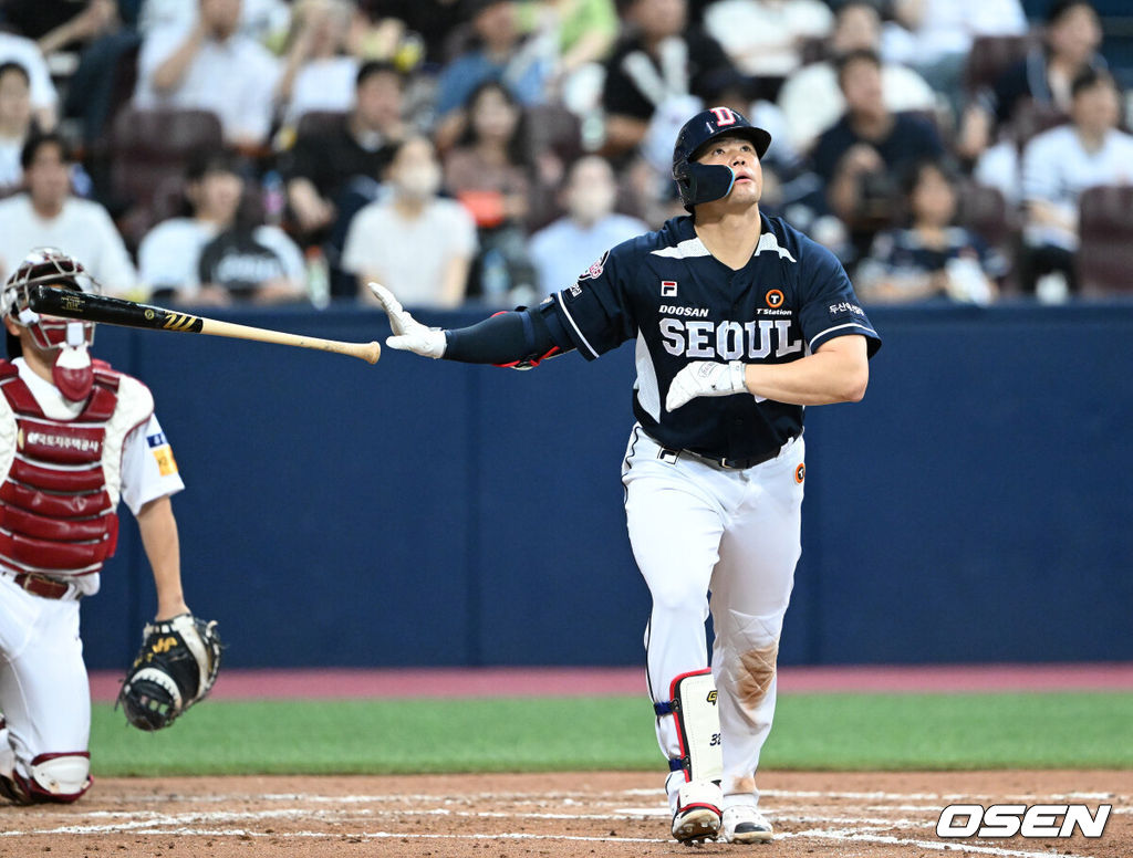 17일 오후 서울 고척스카이돔에서 ‘2023 신한은행 SOL KBO리그’ 키움 히어로즈와 두산 베어스의 경기가 열렸다.3회초 1사 2루에서 두산 김재환이 우월 투런 홈런을 치고 있다. 2023.05.17 /sunday@osen.co.kr