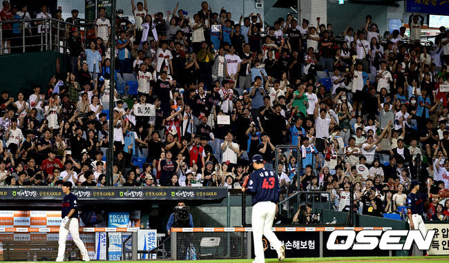 7회말 1사 주자없는 상황 롯데 선발 나균안이 마운드를 내려가는 가운데 팬들이 박수 보내고 있다. 2023.05.17 / dreamer@osen.co.kr