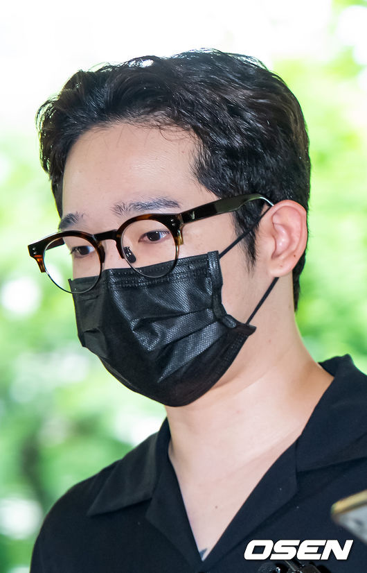 마약류관리에 관한 법률위반 혐의로 기소된 가수 남태현과 인플루언서 서민재가 18일 오전 서울 마포구 서울서부지방법원에서 열리는 공판을 위해 법원에 출석했다.<br /><br />가수 남태현이 법원으로 빠르게 들어서고 있다. 2023.05.18 /rumi@osen.co.kr
