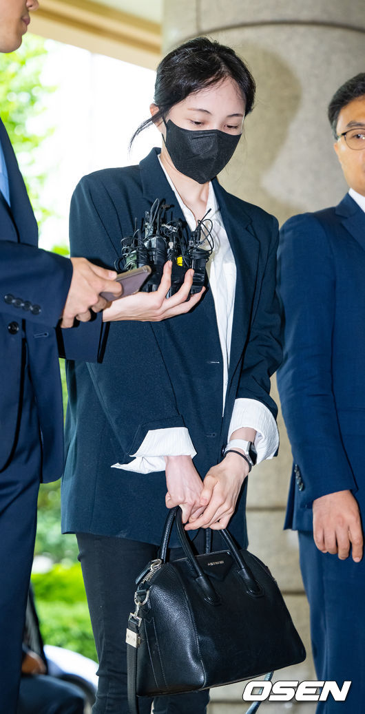 마약류관리에 관한 법률위반 혐의로 기소된 가수 남태현과 ‘하트시그널 시즌 3' 출신 방송인 서민재가 18일 오전 서울 마포구 서울서부지방법원에서 열리는 공판을 위해 법원에 출석했다.<br /><br />마약 투약 혐의를 받는 방송인 서민재가 법원으로 출석하고 있다. 2023.05.18 /rumi@osen.co.kr