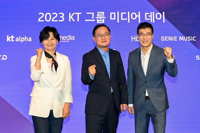 [사진=ENA 제공] 김철연(왼쪽부터) 스튜디오 지니 대표, 강국현 KT 커스터머 부문 사장, 윤용필 ENA 대표가 KT그룹 미디어 데이에서 포즈를 취하고 있다. 