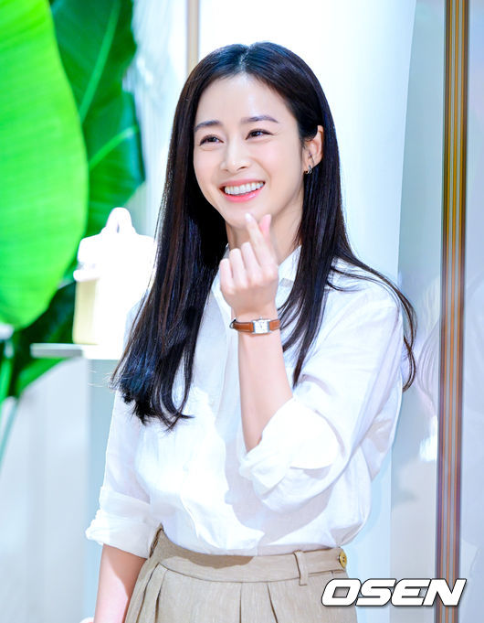 18일 오후 서울 서초구 반포동 신세계백화점 강남점에서 로로피아나 포토월 행사가 열렸다