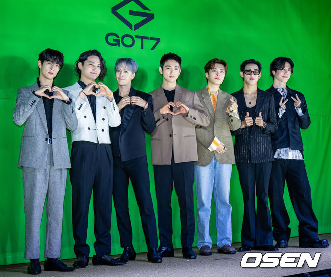 갓세븐 멤버 마크, 제이비(JAY B), 잭슨, 박진영, 영재, 뱀뱀, 유겸이 무대 위에서 포토타임을 갖고 있다. 2022.05.23 /rumi@osen.co.kr