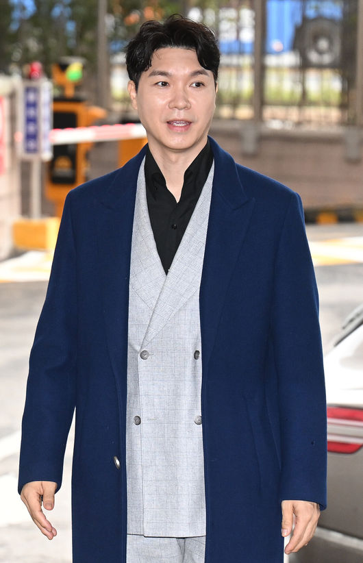 15일 오후 개그맨 박수홍이 친형 부부의 횡령 혐의 재판 증인으로 서울 마포구 서울 서부지방법원으로 출석했다. 개그맨 박수홍이 법원으로 들어서고 있다. 2023.03.15 /ksl0919@osen.co.kr 
