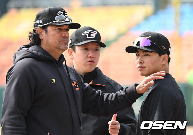 한화 수베로 감독이 문현빈을 격려하고 있다. 2023.03.18 /cej@osen.co.kr