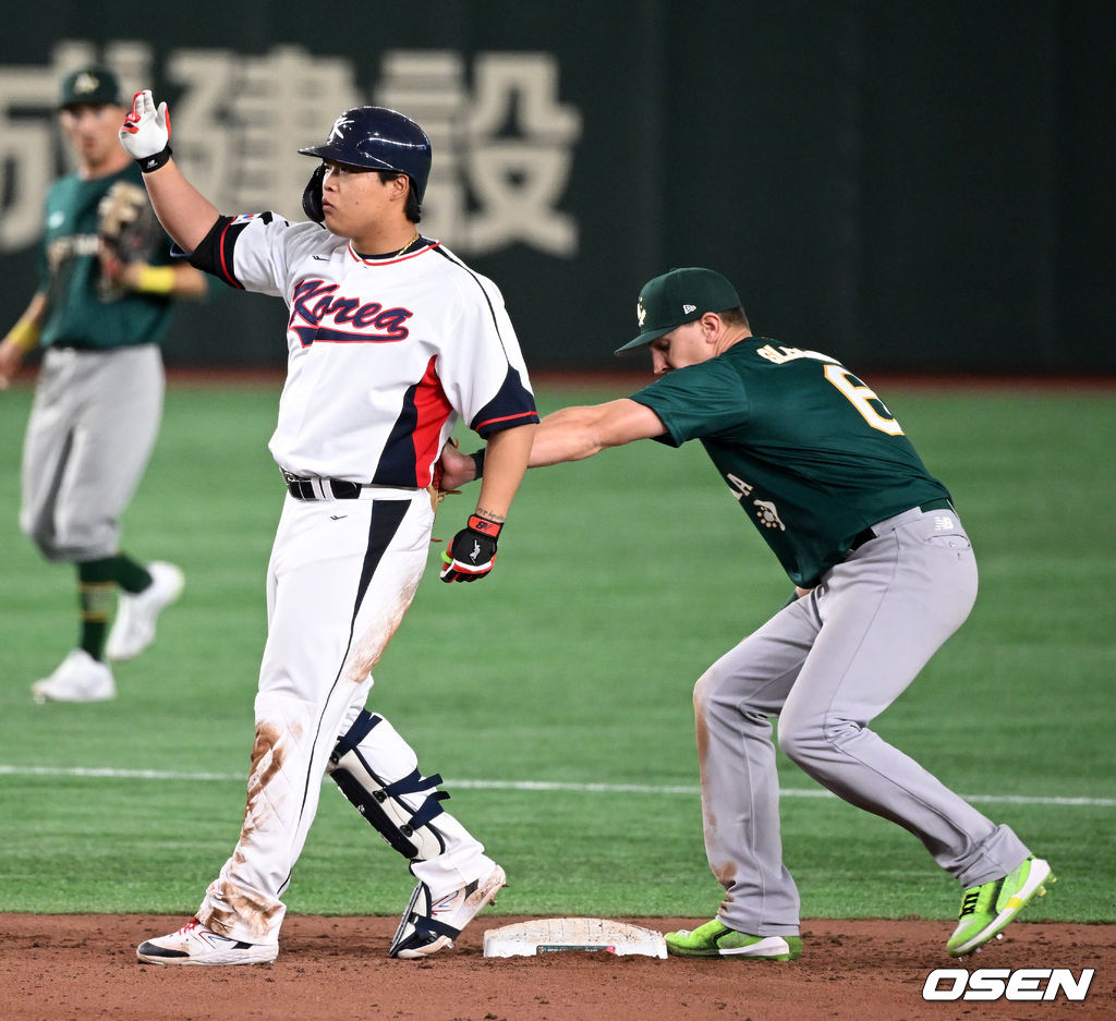  이강철 감독이 이끄는 한국 월드베이스볼클래식(WBC) 대표팀이 9일 일본 도쿄돔에서 호주와 1라운드 B조 첫 경기를 가졌다.7회말 2사에서 대표팀 강백호가 2루타를 날리고 뒤에 호주 2루수가 있는 줄 모르고 더그아웃을 향해 세리머니를 하다 태그아웃 당하고 있다. 2023.03.09 /spjj@osen.co.kr