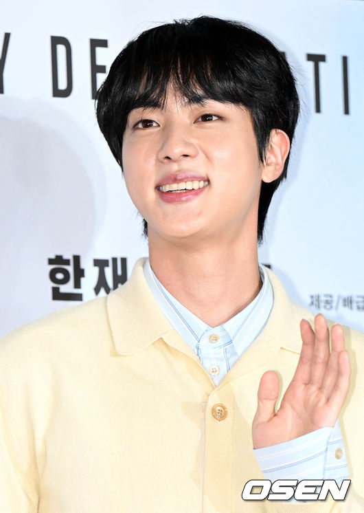 방탄소년단 진이 포즈를 취하고 있다. 2022.07.25 /cej@osen.co.kr
