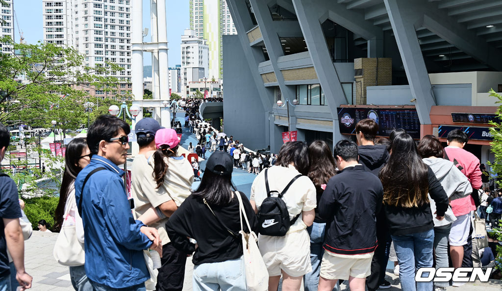 20일 부산 사직구장에서 2023 신한은행 SOL KBO리그 롯데 자이언츠와 SSG 랜더스의 경기가 열린다. 사직구장을 찾은 팬들이 입장을 위해 긴 줄을 서고 있다. 2023.05.20 / foto0307@osen.co.kr