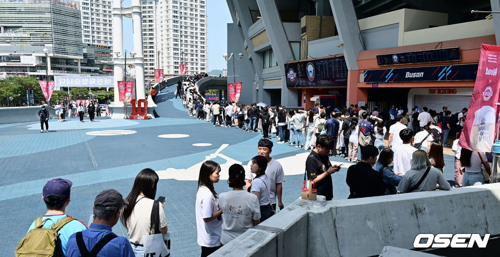 20일 부산 사직구장에서 2023 신한은행 SOL KBO리그 롯데 자이언츠와 SSG 랜더스의 경기가 열린다. 사직구장을 찾은 팬들이 입장을 위해 긴 줄을 서고 있다. 2023.05.20 / foto0307@osen.co.kr