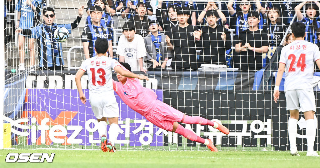 20일 오후 인천축구전용경기장에서 ‘하나원큐 K리그 2023 14라운드’ 인천UTD와 광주FC의 경기가 진행됐다.후반 광주FC 김경민 골키퍼가 인천 음포쿠의 프리킥을 막아내고 있다.  2023.05.20 / soul1014@osen.co.kr