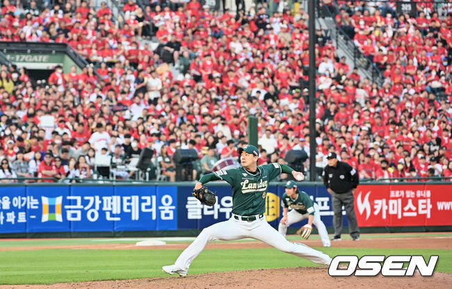 SSG 랜더스 김광현이 동백 유니폼을 입은 사직 롯데 팬들 앞에서 역투하고 있다. 2023.05.20 / foto0307@osen.co.kr