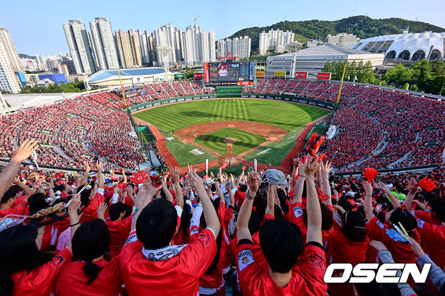 붉은색 동백 유니폼을 입은 롯데 팬들이 응원을 펼치고 있다. 2023.05.20 / foto0307@osen.co.kr