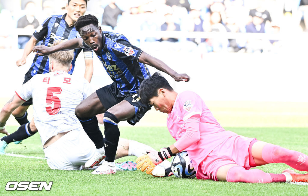 20일 오후 인천축구전용경기장에서 ‘하나원큐 K리그 2023 14라운드’ 인천UTD와 광주FC의 경기가 진행됐다.전반 광주FC 김경민 골키퍼가 인천 제르소의 슛을 막아내고 있다.   2023.05.20 / soul1014@osen.co.kr