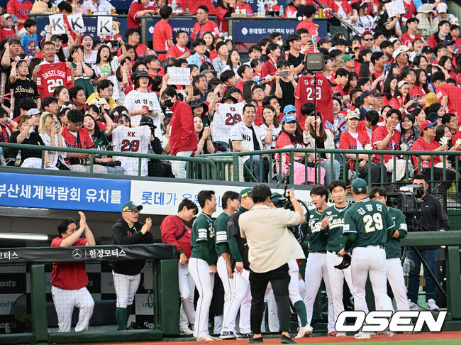 SSG 랜더스 김광현이 6회말 수비를 무실점으로 막고 팬들의 박수를 받으며 더그아웃으로 들어가고 있다. 2023.05.20 / foto0307@osen.co.kr