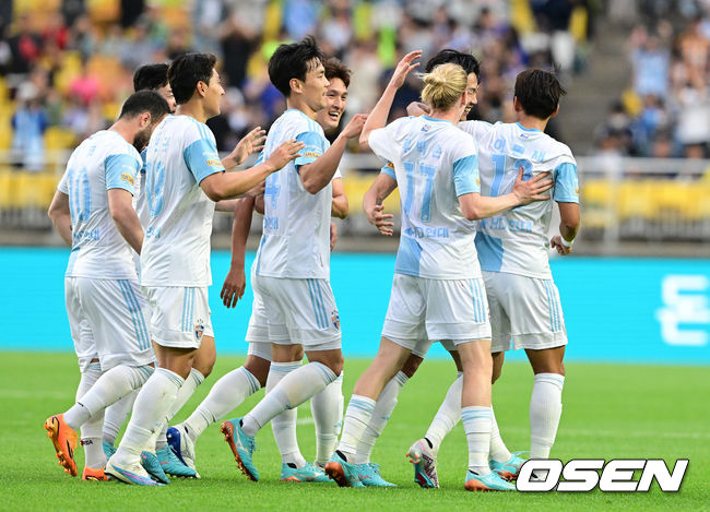 전반 울산 김영권이 2-1로 앞서가는 골을 성공시키며 동료선수들과 기뻐하고 있다. 2023.05.21 /jpnews@osen.co.kr