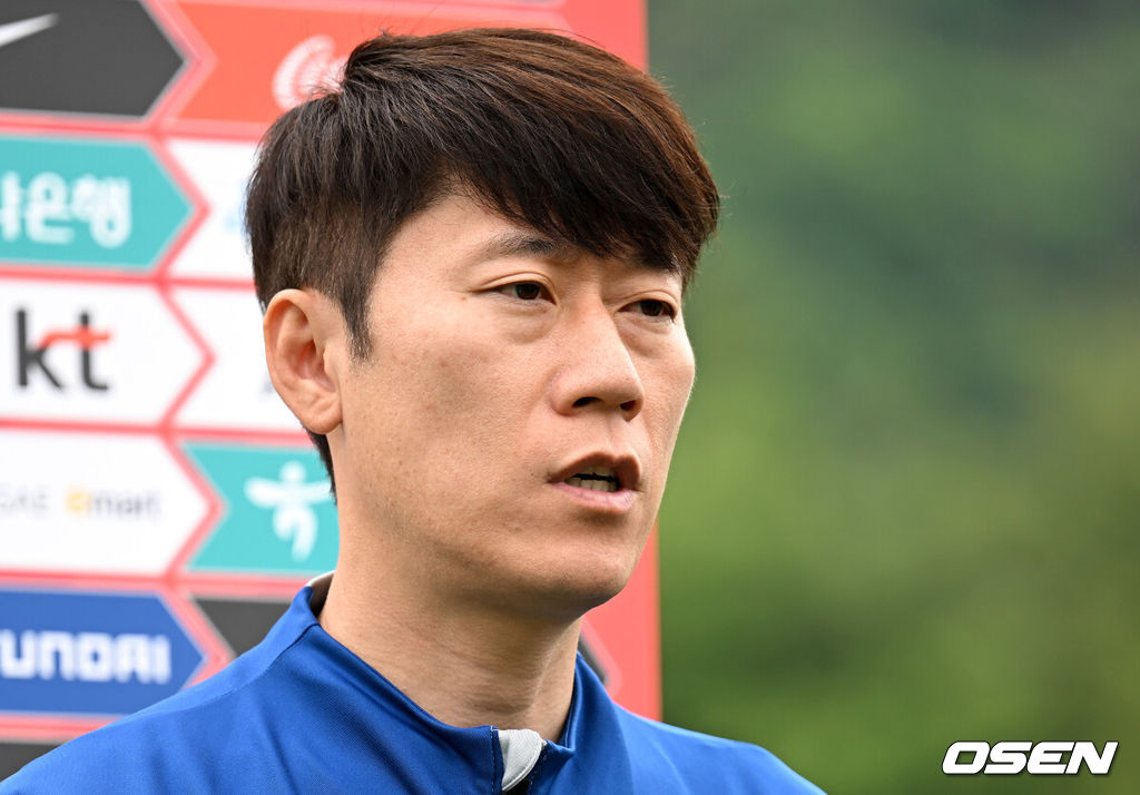 김은중 감독이 이끄는 남자 20세 이하(U-20) 축구대표팀이 7일 오후 파주 국가대표트레이닝센터(NFC)에서 팀 단체사진 촬영을 했다.김은중 감독이 인터뷰를 하고 있다. 2023.05.07 /sunday@osen.co.kr