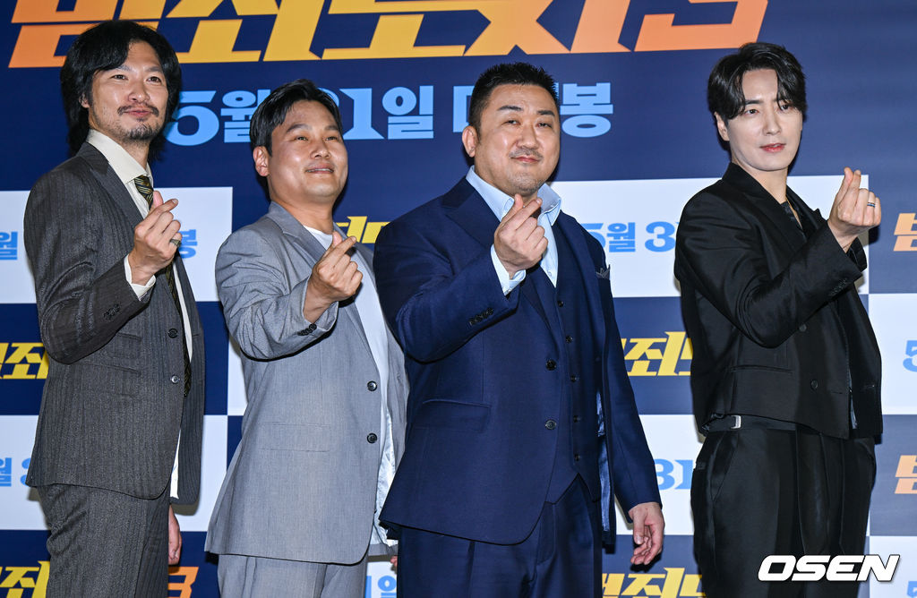 22일 오후 서울 강남구 삼성동 코엑스 메가박스에서 영화 ‘범죄도시3’(감독 이상용) 언론시사회가 진쟁됐다. 영화 ‘범죄도시3'는 대체불가 괴물형사 '마석도'(마동석 분)가 서울 광수대로 이동 후, 신종 마약 범죄 사건의 배후인 '주성철'(이준혁 분)과 마약 사건에 연루된 또 다른 빌런 '리키'(아오키 무네타카 분)를 잡기 위해 펼치는 통쾌한 범죄 소탕 작전을 그린 영화로 오는 31일 개봉된다. 배우 아오키 무네타카, 마동석, 이준혁, 이상용 감독이 포즈를 취하고 있다. 2023.05.22 / hyun309@osen.co.kr