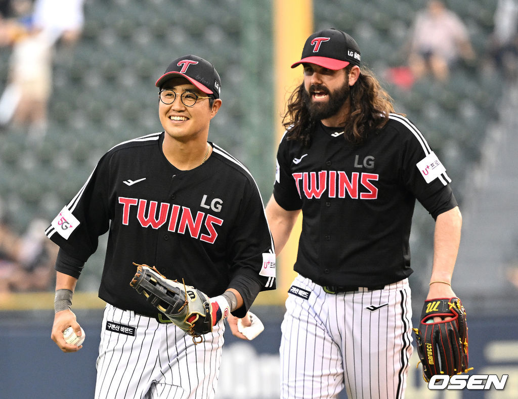 10일 오후 서울 잠실야구장에서 '2022 신한은행 SOL KBO 리그' 두산 베어스와 LG 트윈스의 경기가 열렸다.4회말 수비를 마친 LG 채은성과 켈리가 환호하며 더그아웃으로 가고 있다. 2022.07.10 /sunday@osen.co.kr