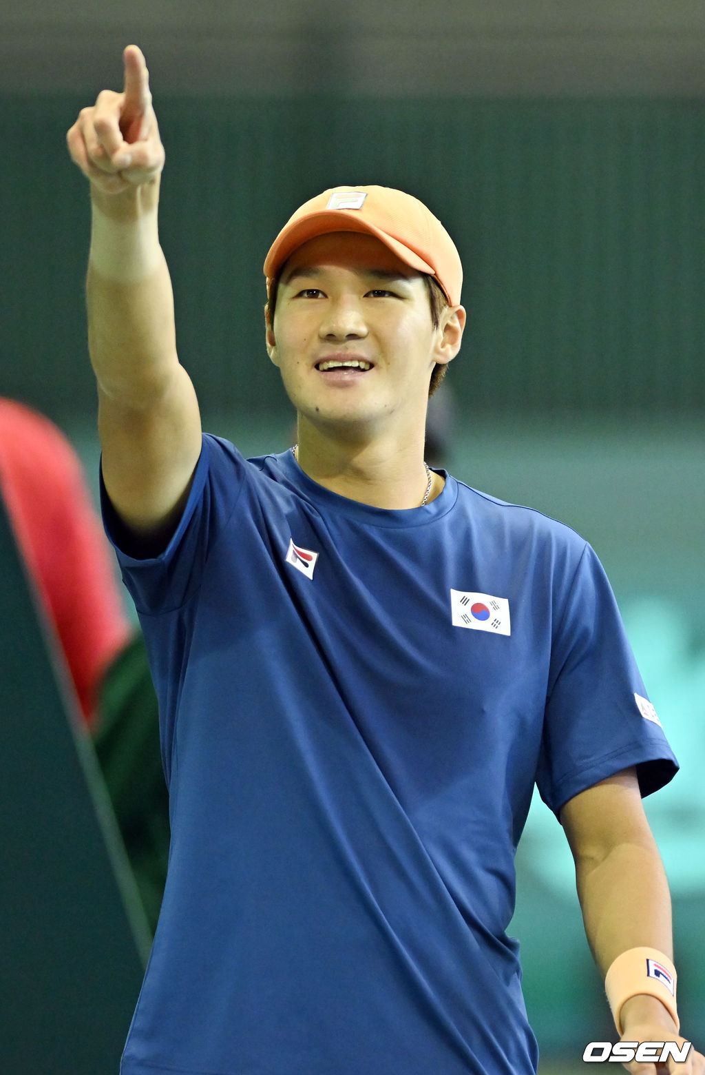 5일 서울 방이동 올림픽공원 실내테니스장에서 2023 데이비스컵 최종본선진출전 3번째 단식에서 권순우가 벨기에 에이스 다비드 고팡에게 극적인 역전승을 거두고 2연속 데이비스컵 최종본선진출까지 단 한걸음을 남겼다. 경기를 마치고 권순우가 관중석을 향해 승리의 세리머니를 하고 있다. 2023.02.05 / rumi@osen.co.kr