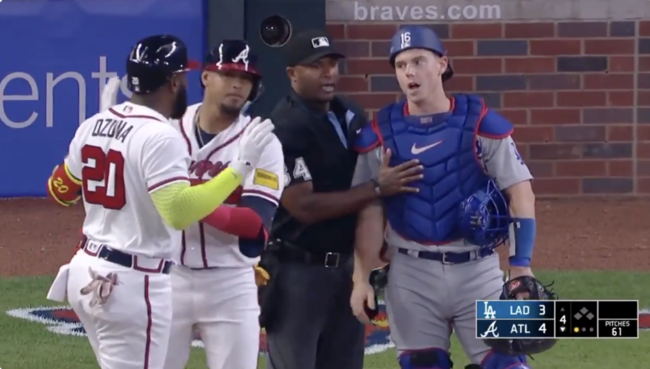 다저스 윌 스미스와 애틀랜타 마르셀 오수나가 언쟁을 벌이고 있다. / MLB.tv 중계 화면