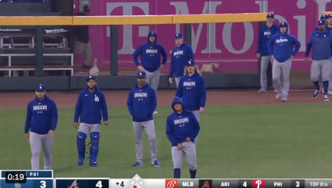 다저스 투수들이 불펜에서 그라운드로 나와 스미스와 오수나의 언쟁을 지켜보고 있다. / MLB.tv 중계 화면