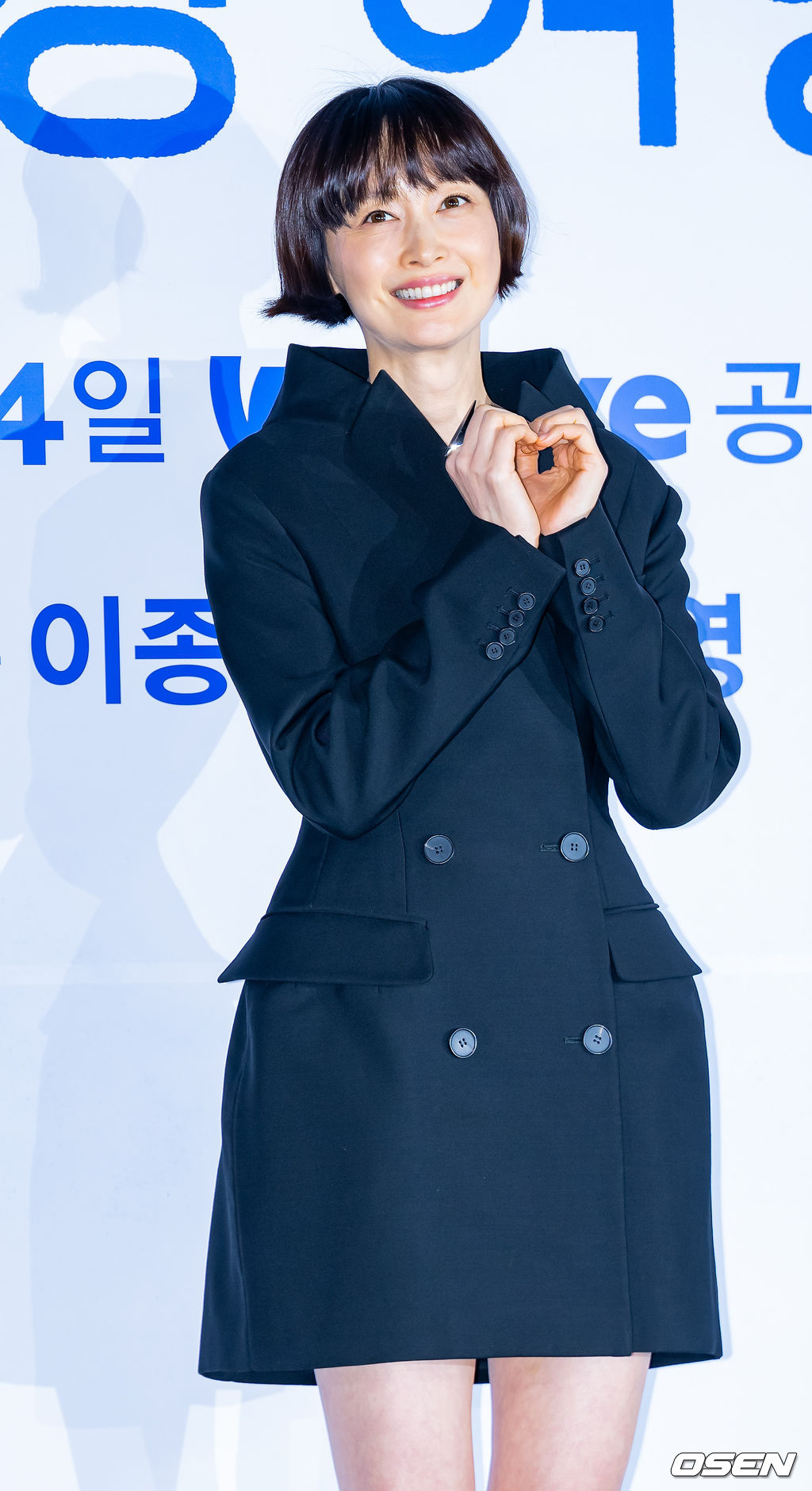 23일 오후 서울 용산구 한강로 CGV 용산아이파크몰에서 웨이브 드라마 '박하경 여행기' 언론시사간담회가 열렸다. 배우 이나영이 입장하며 포토타임을 갖고 있다. 2023.05.23 / rumi@osen.co.kr
