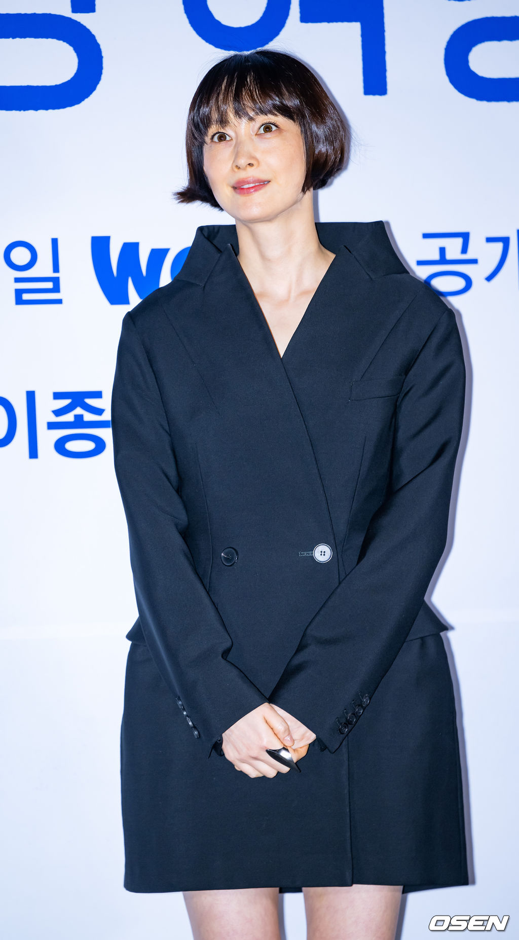 23일 오후 서울 용산구 한강로 CGV 용산아이파크몰에서 웨이브 드라마 '박하경 여행기' 언론시사간담회가 열렸다. 배우 이나영이 입장하며 포토타임을 갖고 있다. 2023.05.23 / rumi@osen.co.kr
