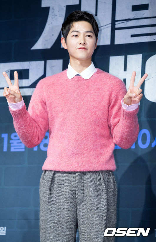 송중기가 무대 위로 입장하며 포토타임을 갖고 있다. 2022.11.17 / rumi@osen.co.kr