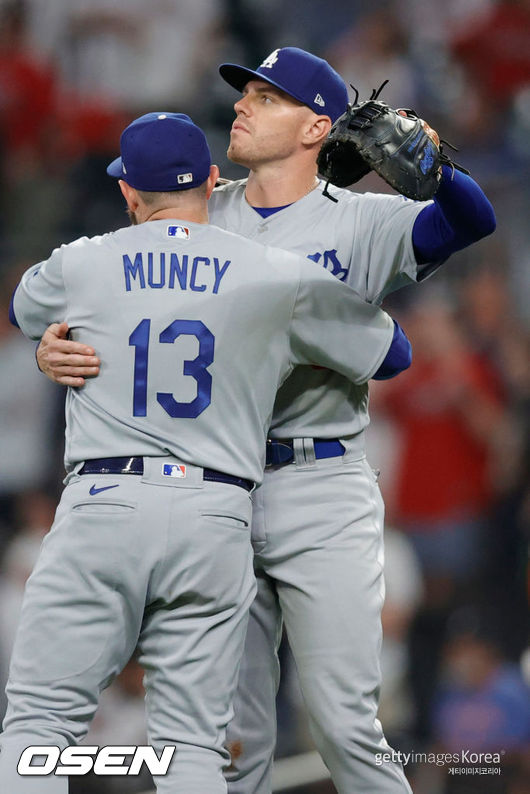 [사진] 다저스 프레디 프리먼(오른쪽)이 승리 후 맥스 먼시와 기뻐하고 있다. ⓒGettyimages(무단전재 및 재배포 금지)