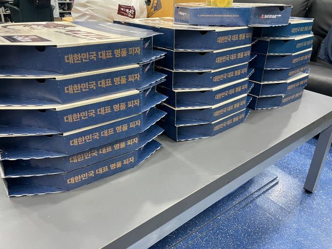 장원준이 두산 선수단에 돌린 피자 30판 / 두산 베어스 제공