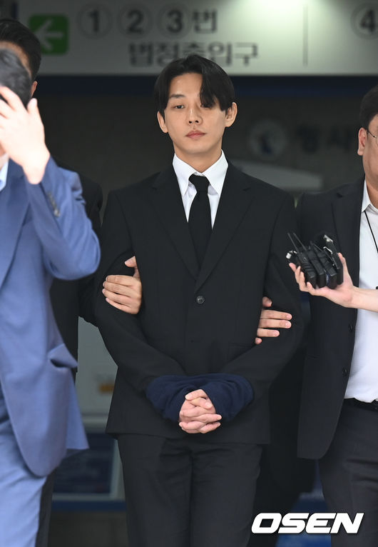 마약 투약 혐의를 받는 배우 유아인(본명 엄홍식)이 24일 오전 11시 서울중앙지법에서 열린 구속 전 피의자 심문(영장실질심사)에 출석 후 법원을 나서고 있다. 2023.05.24 /cej@osen.co.kr