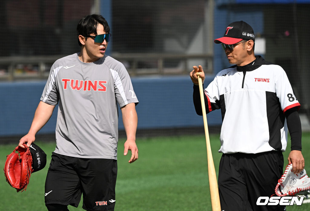 LG 박동원(왼쪽)이 박경완 코치와 이야기를 나누고 있다. 2023.05.09 /sunday@osen.co.kr