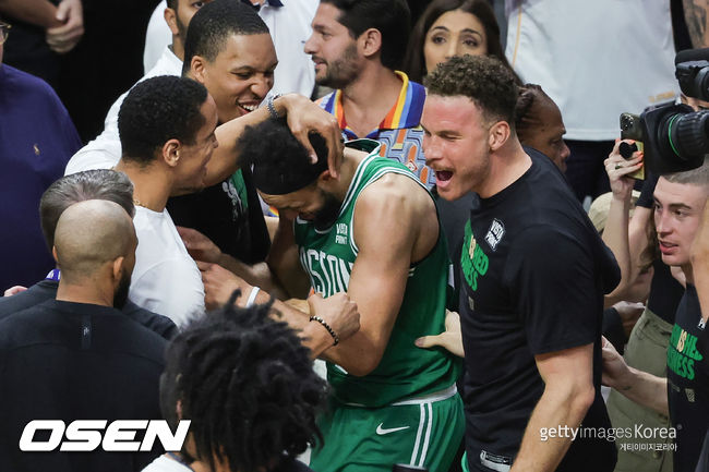 [사진] 기뻐하는 데릭 화이트와 보스턴 셀틱스 ⓒGettyimages(무단전재 및 재배포 금지)