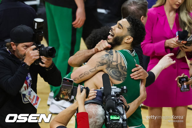 [사진] 데릭 화이트와 제이슨 테이텀 ⓒGettyimages(무단전재 및 재배포 금지)