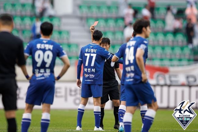 [사진] 퇴장당하는 박민서 / 한국프로축구연맹 제공.