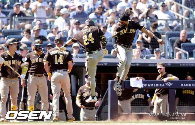 [사진] 샌디에이고 루그네드 오도어가 7회 양키스 게릿 콜에게 투런 홈런을 친 뒤 동료들과 기뻐하고 있다. ⓒGettyimages(무단전재 및 재배포 금지)