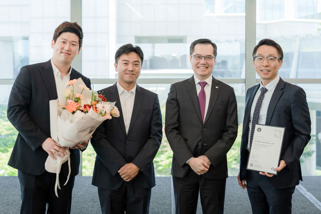 지난 25일 열린 인증 수여식에서 현대글로비스 김지현 글로벌물류사업전략실장(오른쪽)이 필립 고(Philip Goh) IATA 아태지역본부 부사장(오른쪽 두번째) 등 관계자들과 기념 촬영을 하고 있다.