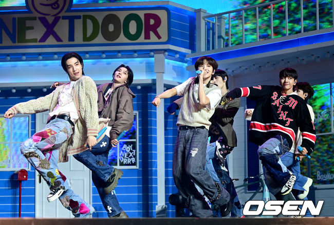 보이넥스트도어(BOYNEXTDOOR)가 30일 오후 서울 한남동 블루스퀘어 마스터카드홀에서 데뷔 싱글 ‘WHO!’ 쇼케이스를 가졌다.<br /><br />보이넥스트도어(BOYNEXTDOOR)가 데뷔곡 '돌아버리겠다' 무대를 펼치고 있다. 2023.05.30 / dreamer@osen.co.kr