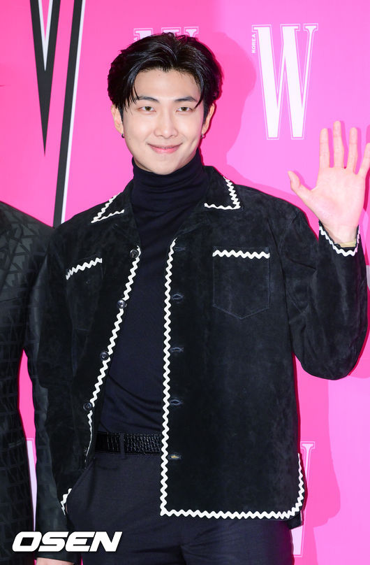 28일 오후 서울 포시즌스 호텔에서 제17회 유방암 인식 향상 캠페인 ‘Love Your W’ 이 진행됐다.<br /><br />BTS RM이 포즈를 취하고 있다. 2022.10.28  / soul1014@osen.co.kr
