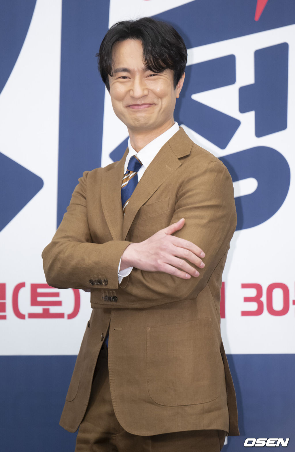 13일 오후 서울 강남구 조선 팰리스 호텔에서 JTBC 새 금토드라마 ‘닥터 차정숙’ 제작발표회가 열렸다. 배우 김병철이 취재진을 향해 포즈를 취하고 있다. 2023.04.13 /ksl0919@osen.co.kr