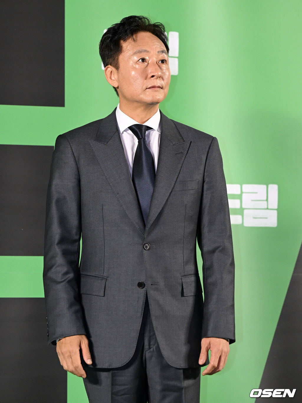 30일 오전 서울 성수동 메가박스에서 영화 '드림' 제작보고회가 열렸다.'드림'(감독 이병헌, 제공배급 플러스엠 엔터테인먼트, 제작 옥토버시네마)은 개념 없는 전직 축구선수 홍대(박서준 분)와 열정 없는 PD 소민(아이유 분)이 집 없는 오합지졸 국대 선수들과 함께 불가능한 꿈에 도전하는 이야기를 그린 영화다. 오는 4월 26일 개봉.배우 김종수가 포토타임을 하고 있다. 2023.03.30 /jpnews@osen.co.kr