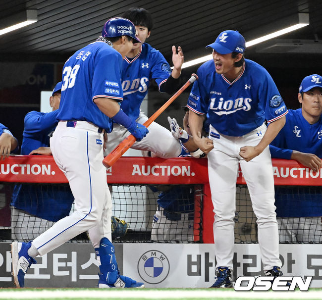 7회초 삼성 선두타자 김동엽이 좌월 솔로 홈런을 날린 후 덕아웃에서 구자욱과 함께 포효하고 있다. 2023.05.31 /rumi@osen.co.kr